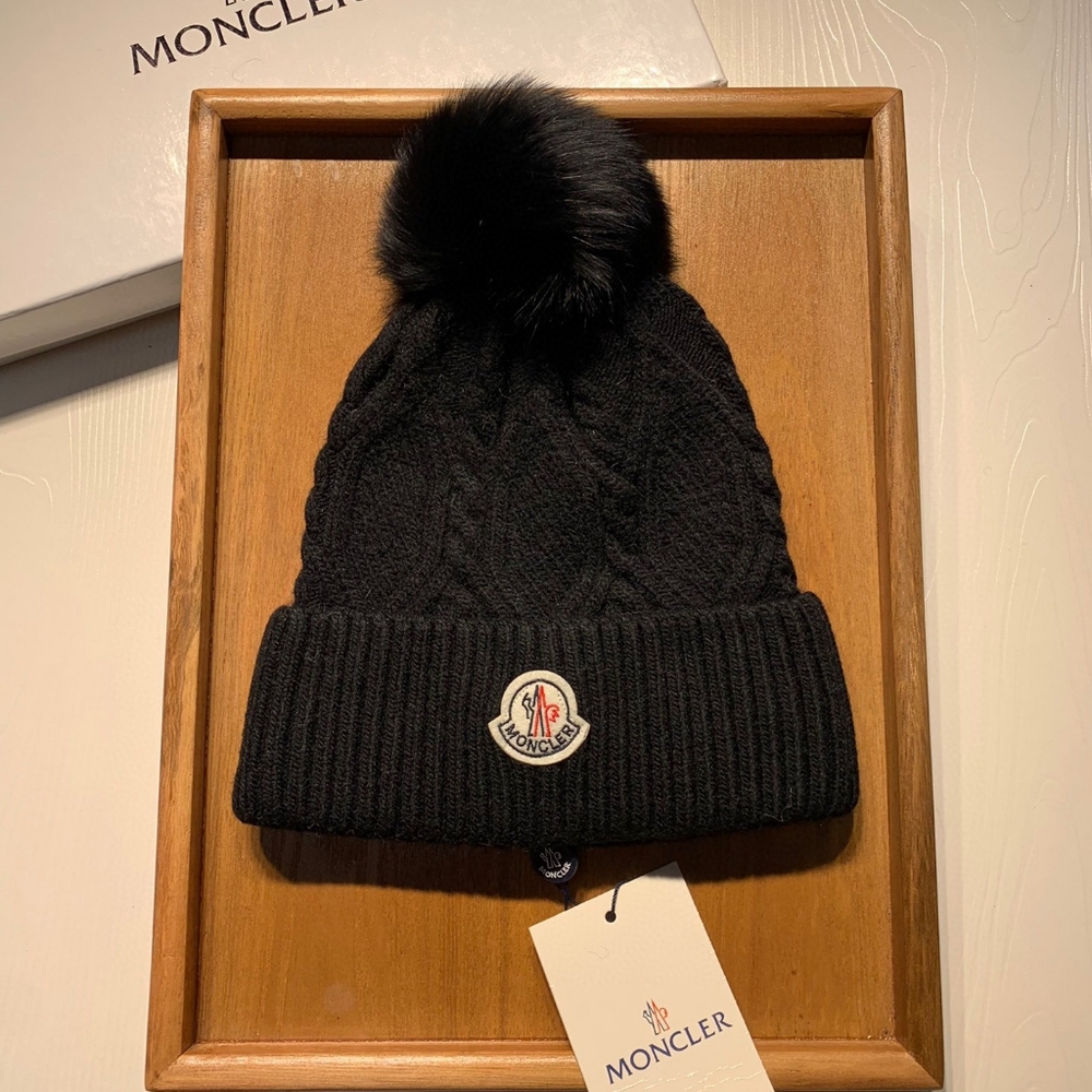 Single woolen cap with muzzle